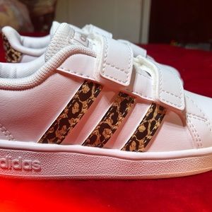 Adidas girls kid shoes whit size 8K new with tags